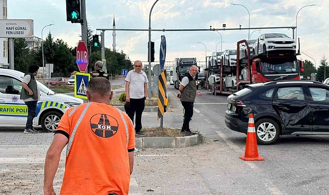 Kütahya'da iki otomobil çarpıştı: 5 yaralı