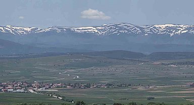 Kütahya'da kartpostallık manzara zirvede kar, ovada bahar
