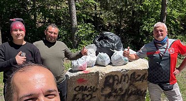 Kütahya'da kirlenen mesire alanını Eskişehirli motosiklet grubu temizledi