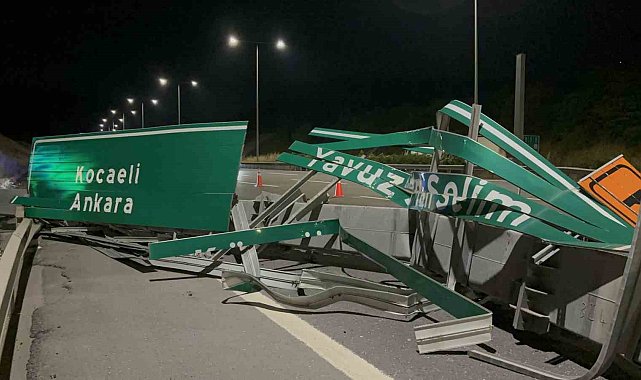 Kuzey Marmara Otoyolu'nda kamyonun açılan damperi tabelaya çarptı: Kapanan yol trafiğe açıldı
