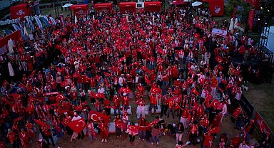 Los Angeles kırmızı-beyaza büründü