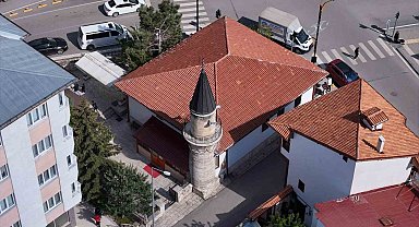 Mahalle adını bu camiden alıyor, minaresindeki zincirler ile dikkat çekiyor