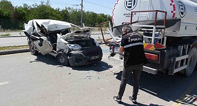 Malatya'da su tankerine çarpan aracın sürücüsü ağır yaralandı