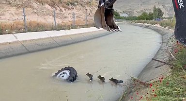 Malatya'da traktör kanala uçtu, sürücü son anda kurtuldu