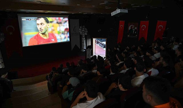 Manisa CBÜ öğrencileri milli maçı hep birlikte izledi