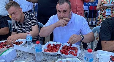 Manisa'da düzenlenen Kiraz Festivali'nde Kiraz Yeme Yarışması renkli görüntülere sahne oldu