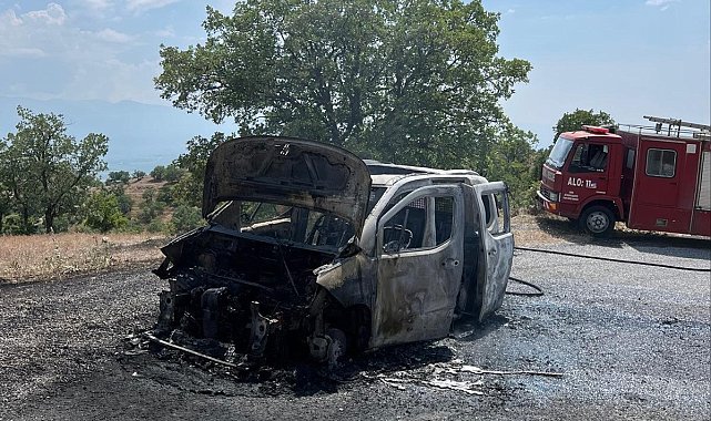 Manisa'da kamyonet küle döndü