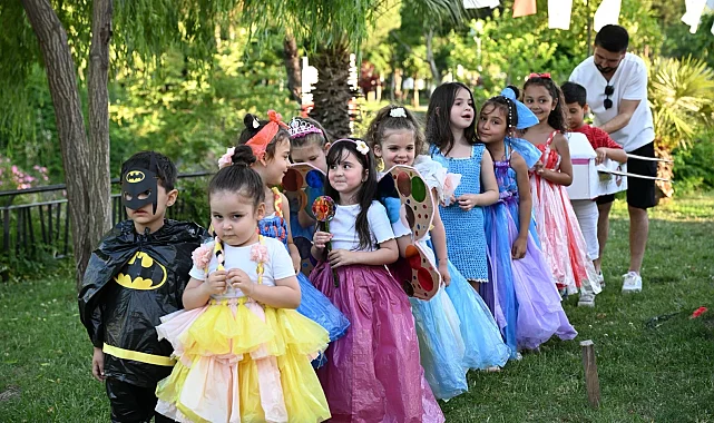 Manisa'da atıklar minik ellerde sanata dönüştü