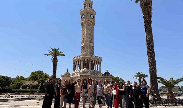 Manisalı kadınlar İzmir'i gezdi