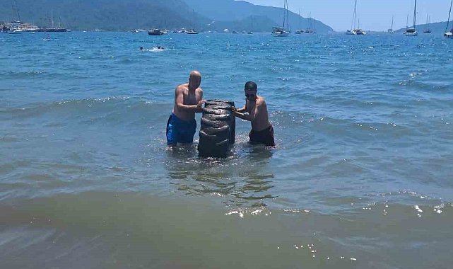 Marmaris Halk Plajı'nda denizden çıkan dev lastik şaşırttı
