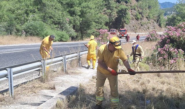 Marmaris'te orman yangınlarına karşı yol kenarlarında yoğun mesai