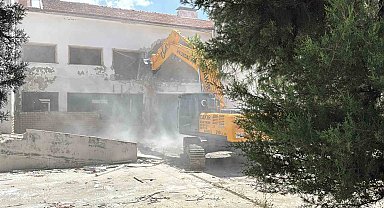 Menteşe'de 72 yıldır hizmet veren bina yıkılıyor