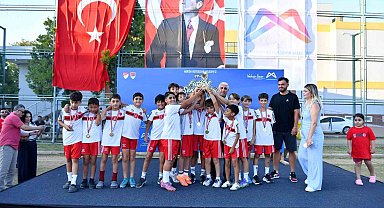 Mersin'de minik futbolcuların şenlik heyecanı sona erdi