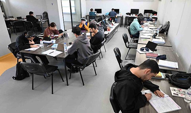 Mersin'de okuma salonları öğrencilerin ikinci adresi oldu