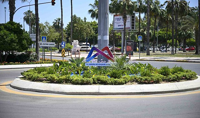 Mersin'i yaz çiçekleri süslüyor