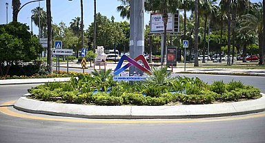 Mersin'i yaz çiçekleri süslüyor