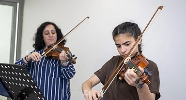 Mersin'de müzik kursları vatandaşların ruhuna dokunuyor