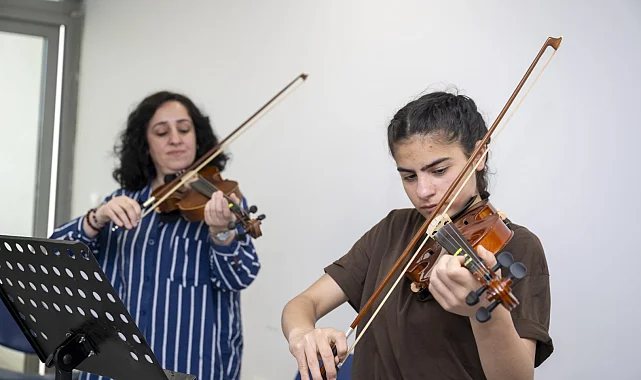 Mersin'de müzik kursları vatandaşların ruhuna dokunuyor