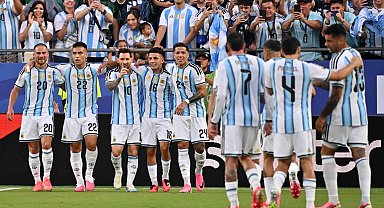 Messi'nin tarihe geçtiği maçta son şampiyon galibiyetle başladı