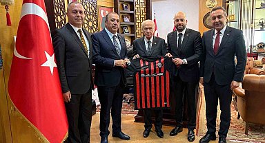 MHP Lideri Bahçeli'ye Süper Lig'e yükselen Çorum FK forması hediye edildi