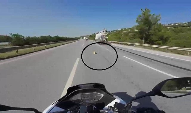 Mikserden düşen malzeme motosiklet sürücüsünü ölümle burun buruna getirdi