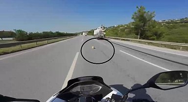 Mikserden düşen malzeme motosiklet sürücüsünü ölümle burun buruna getirdi
