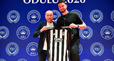 Milli basketbolcu Alperen Şengün'e Türkiye'ye Değer Katanlar Ödülü