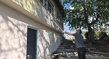 Milli Eğitim Şube Müdürü Yıldırım, okulun boya ve tadilatını kendi elleriyle yaptı