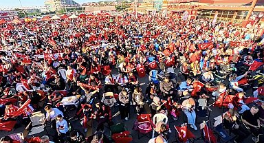 Milli heyecan uyku uyutmadı: Binlerce vatandaş sabahın ilk ışıklarında alanlara akın etti