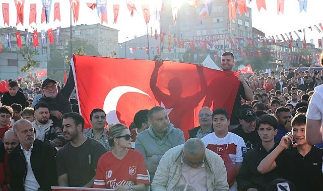 Milli maç heyecanı Bağcılar Meydanı'nda yaşandı