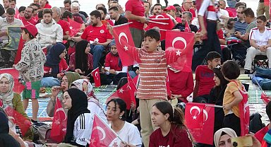 Milli maç heyecanını İHL bahçesinde dev ekranda izlediler
