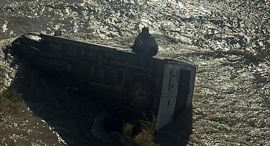 Minibüsüyle Zap Suyu'na uçan sürücü, geceyi aracının üzerinde geçirdi