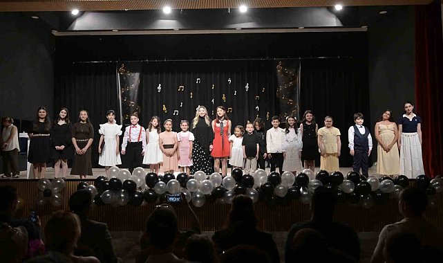 Minik piyanistler yıl sonu dinletisinde sahne aldı