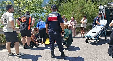 Motosiklet ile minibüs çarpıştı: Motosiklet sürücüsü hayatını kaybetti