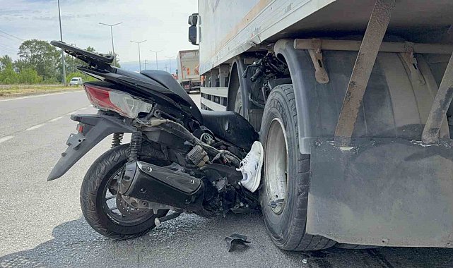 Motosiklet kamyonun tekerleri arasına ok gibi saplandı: Emekli komiser yardımcısı hayatını kaybetti