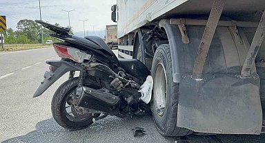 Motosiklet kamyonun tekerleri arasına ok gibi saplandı: Emekli komiser yardımcısı hayatını kaybetti