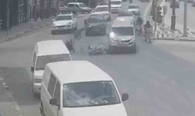 Motosikletteki 2 kişinin ölümden döndüğü kaza kamerada