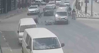 Motosikletteki 2 kişinin ölümden döndüğü kaza kamerada