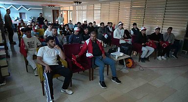 Muş'ta Türkiye-Avustralya maçı dev ekranda izlendi