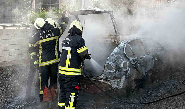 Müstakil evin otoparkında alev alan otomobil küle döndü