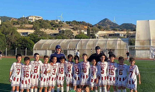 Namağlup şampiyon Ortakent Yahşi SK U11 takımı kupaya uzandı