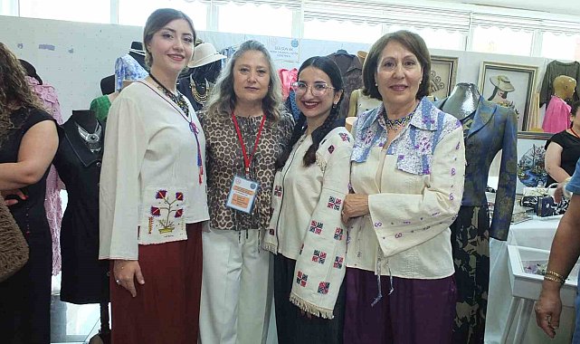 Ninelerinin dokuduğu kumaşlardan dikilen bluzlarla defileye çıktılar