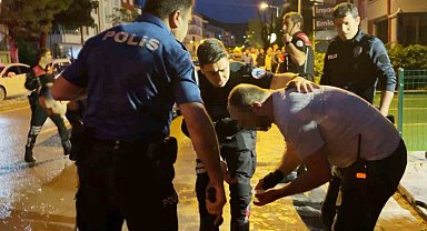 Öfkeli baba, kızını rahatsız eden gencin kulağını kesti: 1'i polis 2 yaralı