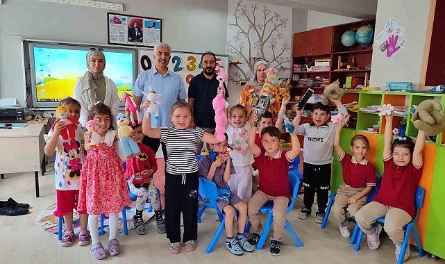 Öğrenci, veli ve öğretmen iş birliğiyle atık ipler rengârenk oyuncaklara dönüştü