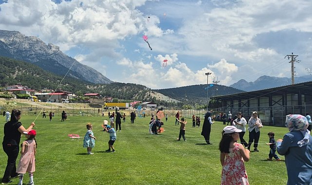 Öğrenciler uçurtma şenliğinde gökyüzünü renklendirdi