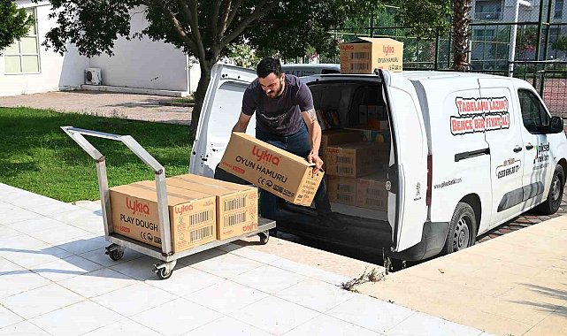Öğrencilerin yeni sezonda kırtasiye malzemeleri Kemer Belediyesi'nden