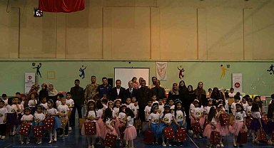 Oltu'da 4-6 yaş Kur'an kursu öğrencilerinden yılsonu programı coşkusu