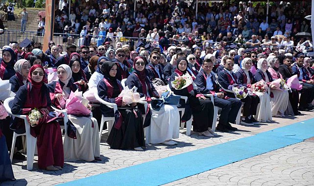 OMÜ İlahiyat Fakültesi'nde mezuniyet heyecanı