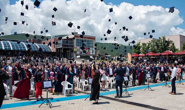 OMÜ Ziraat Fakültesi'nde mezuniyet coşkusu: 210 genç mühendis kep fırlattı