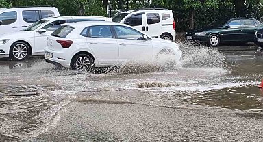 On dakika yağdı, yollar göle döndü